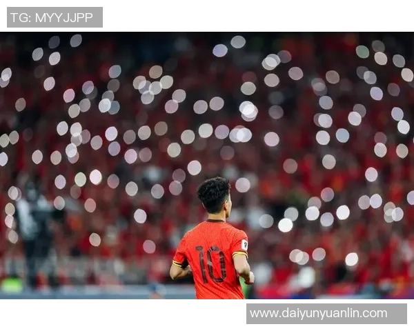 足球明星背影剪辑图片展示他们的独特魅力与运动精神的完美结合